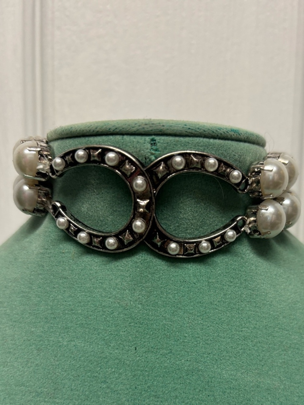 Pearl Accent Double Strand Stretch Interlock Horseshoe Bracelet - Silver & Pearl